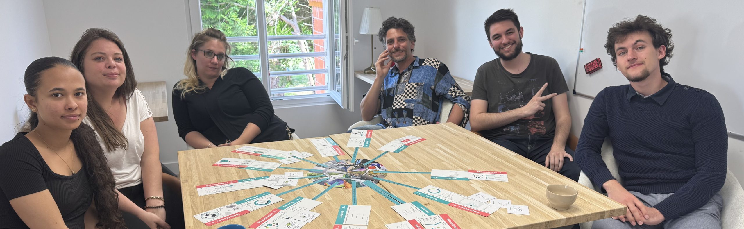 image de l'équiope en échange d'informations